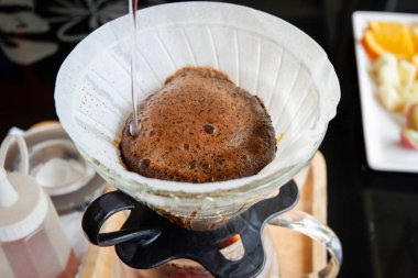 üzerine su dökerek filtre kahve barista bira filtre / Kupası yapmak