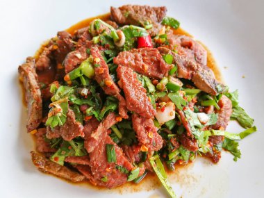 Sıcak ve baharatlı ızgara et salatası Tay yerel gıda sığır eti / arı kaynatın