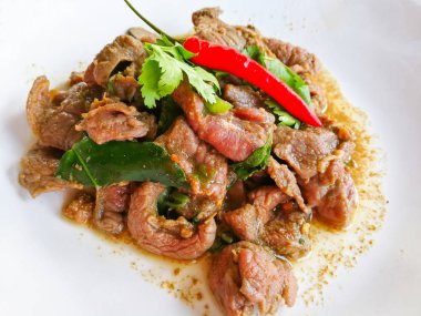 Sıcak ve baharatlı ızgara et salatası Tay yerel gıda sığır eti / arı kaynatın