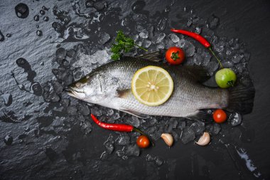 Taze levrek balık için otlar ile buzda pişirme / Raw levrek 