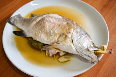 Levrek balık yemek sosu ve bitki madde ile buğulama 