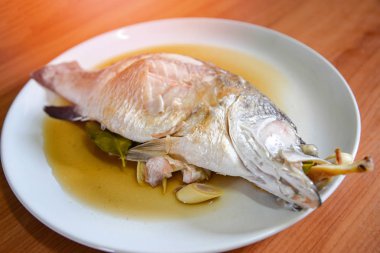 Levrek balık yemek sosu ve bitki madde ile buğulama 