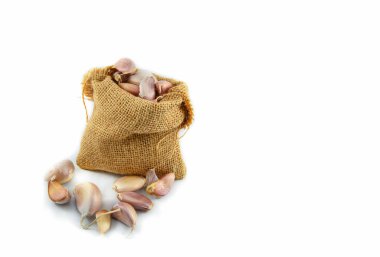Beyaz arka plan üzerinde izole çuval sarımsak 