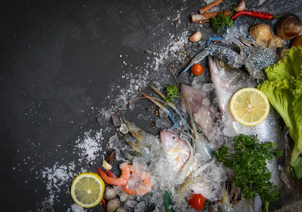 Piatto di pesce con gamberetti gamberetti gamberetti guscio di granchio cockles m — Foto Stock