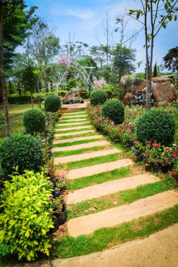 kaldırım taş veya toprak yol üzerinde çimento Bahçe içine