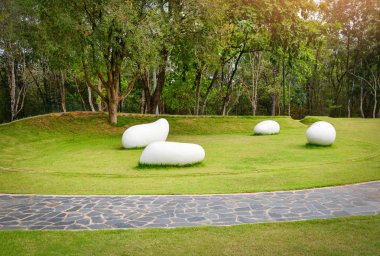 Yeşil park beyaz şeklin ile yuvarlak tezgah Bahçe ve yol 