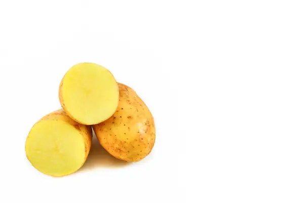 Čerstvé bio bramborové řezy izolovaných na bílém pozadí — Stock fotografie