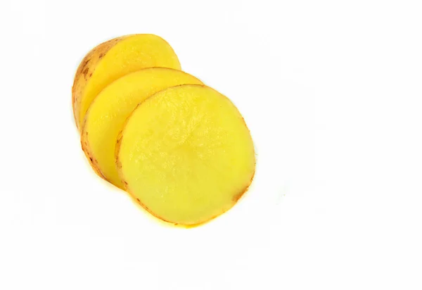 Свежий органический кусок картофеля изолирован на белом фоне — стоковое фото