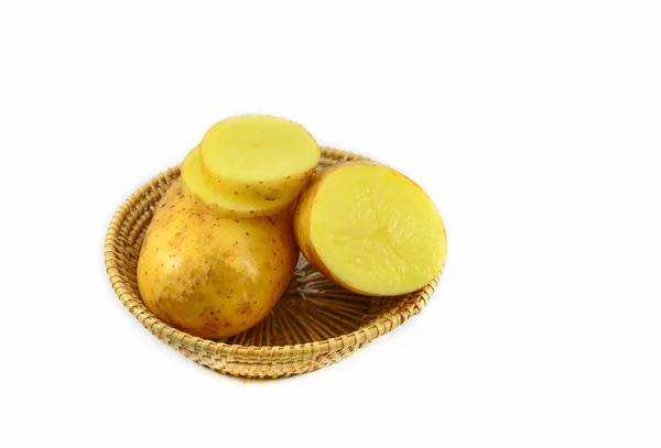 Čerstvé z ekologicky pěstovaných brambor v košíku izolovaných na bílém pozadí — Stock fotografie