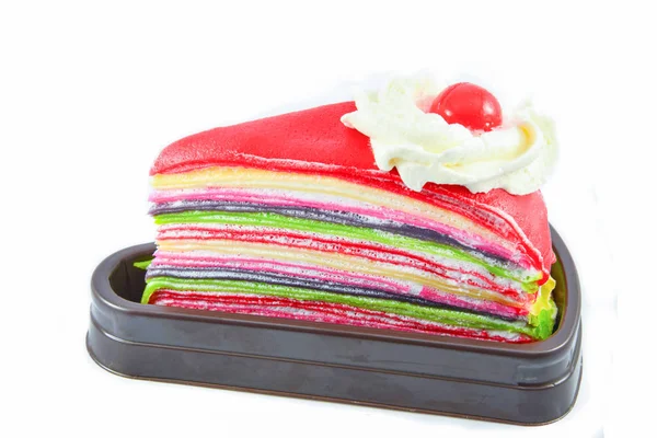 Gökkuşağı krep kek krem ve kırmızı kiraz izole o ile renkli — Stok fotoğraf