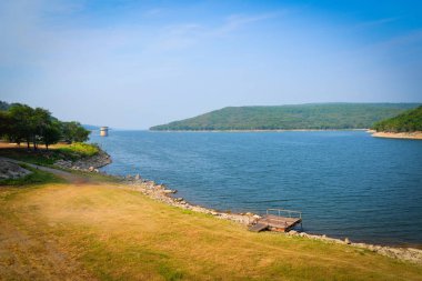Manzara nehir Baraj Gölü dağ ve su arka plan ile