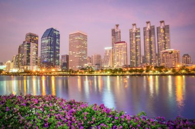 Işık yansıtan su güzel nehir alacakaranlık mor gökyüzü bina