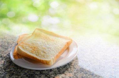 Sabah yemek kahvaltı dilim tost ekmek beyaz tabak doğa g