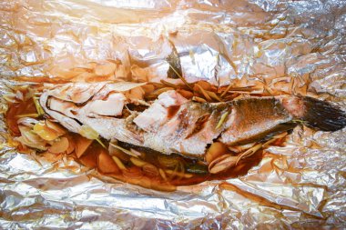 Çizgili ızgara yılanbaşı tuz sos ve bitki ile Balık Pişirme 