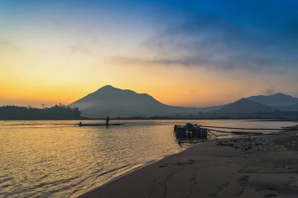 Landscape river beach fisherman on fishing boat beautiful sunris — Stock Photo, Image