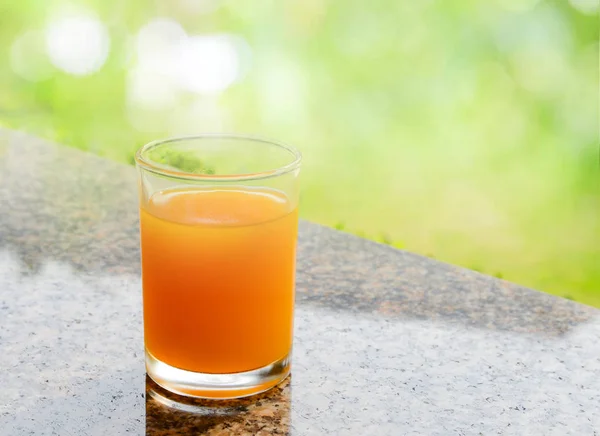 Jus d'orange frais pour boisson santé le matin en plein air natu — Photo