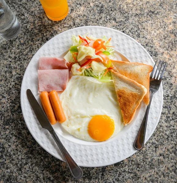 Śniadanie rano zdrowe jedzenie kiełbasa toast smażone szynka jajko i o — Zdjęcie stockowe