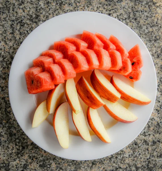 भोजन पर सफेद प्लेट पर ताजा फल वॉटरमेलोन और एप्पल स्लाइस — स्टॉक फ़ोटो, इमेज