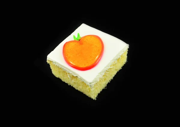 Pezzo fetta torta con crema e gelatina d'arancia guarnizione isolato su — Foto Stock