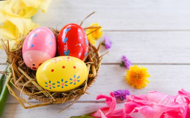 Paskalya yumurtaları sepetteki renkli Glayöl fl ile dekorasyon iç içe