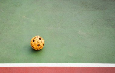 Sepak Takraw top ya da alan sepak takraw mahkemenin üzerinde rattan topu 