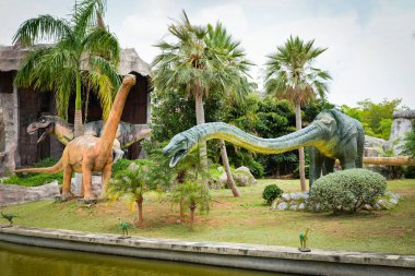 Dinozor Parkı / farklı türler dinozor heykel içinde belgili tanımlık palmiye tr