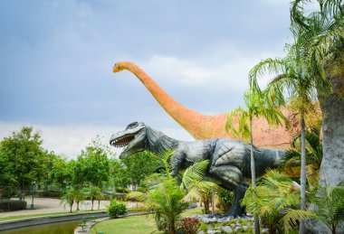 Dinozor Parkı / farklı türler dinozor heykel içinde belgili tanımlık palmiye tr