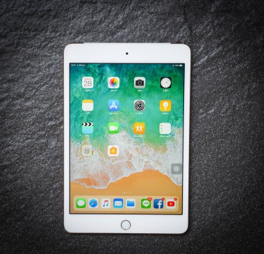 Tablet bilgisayar yeni Apple ipad mini beyaz altın renk görüntüleme ile