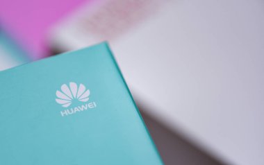 Yeni paket kutu huawei smartphone üstüne beyaz Huawei logolu 