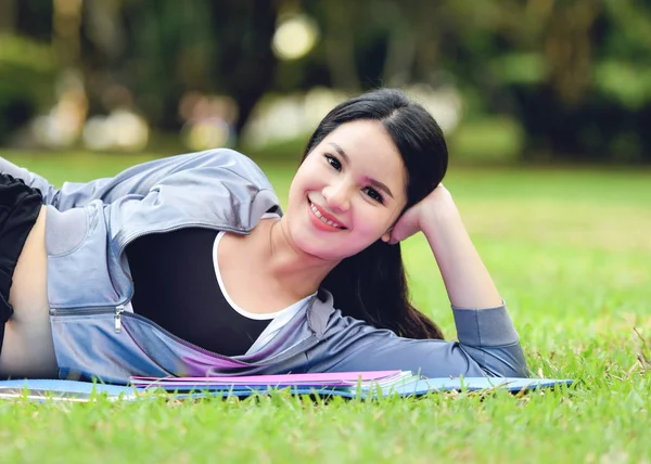 Sport wear asia woman beautiful smile in the garden — Stock Photo, Image