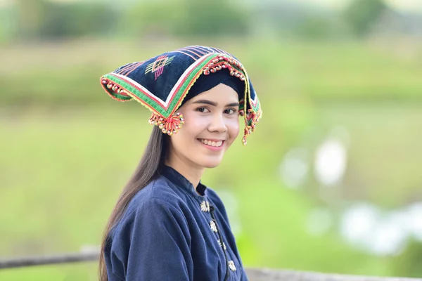 Mujer de Asia estilo tailandés vestido tribu presa de Tai / Retrato de beautifu —  Fotos de Stock