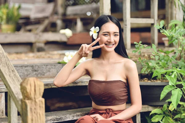 Asya kadın drama tarzı eski Tay ev o üzerinde oturan eski elbise — Stok fotoğraf
