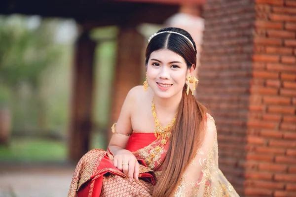 Asie žena thajském stylu šaty / portrét krásná mladá dívka s — Stock fotografie