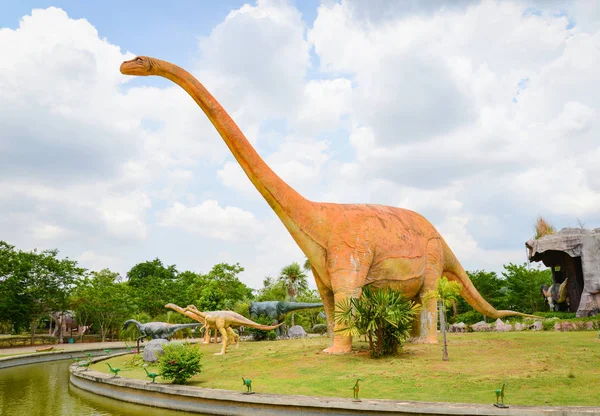 공룡 공원 / 다른 종 손바닥에서 공룡 동상 tr — 스톡 사진