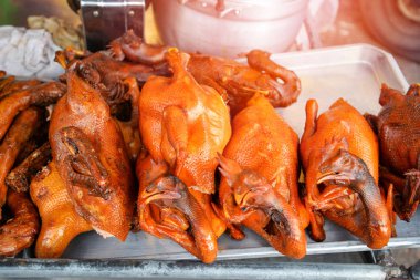 Tavuk ve ördek demlenmiş buharda pişmiş kızarmış / Asya tarzı fo tavuk