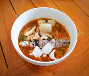 Sıcak ve baharatlı Tayland gıda şehriye deniz ürünleri çorba kasesi