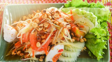 Tabak sıcak ve baharatlı Tayland gıda üzerinde w satled ile papaya salatası yumurta