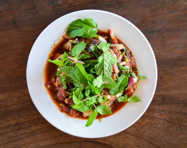 Baharatlı kıyılmış biftek salata çiğ et sığır eti dilim karışık baharat ile bir