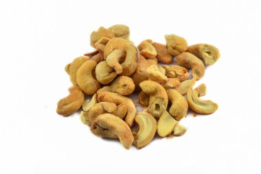 Kaju fıstığı tuz için meze beyaz arka plan üzerinde izole pişmiş 