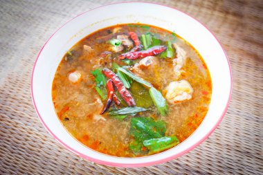 Sıcak ve baharatlı tavuk çorba kasesi otlar ve baharatlar Tay tarzı ile