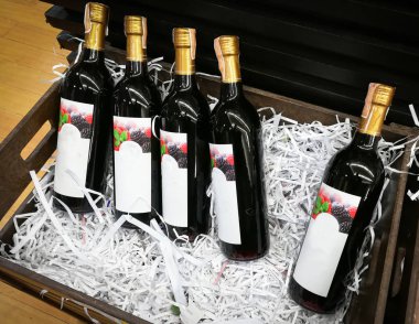 Berry kırmızı şarap şişe şarap dükkânının Satılık 