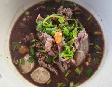 Pirinç şehriye çorbası et et topu ve sebze kupa ile