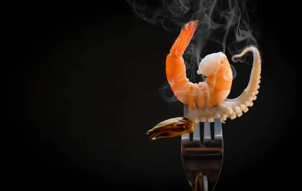Γαρίδες στο πιρούνι / θαλασσινά βρασμένα γαρίδες γαρίδες μυδιών καλαμάρια σκηνή — Φωτογραφία Αρχείου