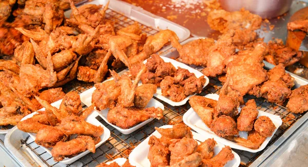 Smažené křupavé kuřecí křídlo k prodeji na pouliční jídlo v Thajsku — Stock fotografie