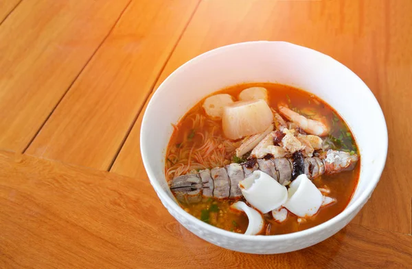 Гаряча і гостра тайська їжа локшина морепродуктів супова миска — стокове фото