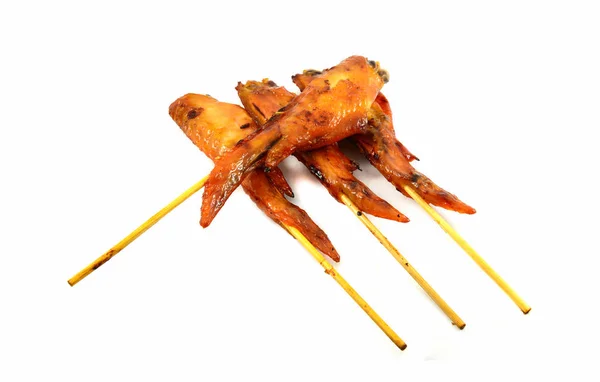 Барбекю жареные куриные крылышки в бамбуковой палочке тайский стиль питания изолята — стоковое фото