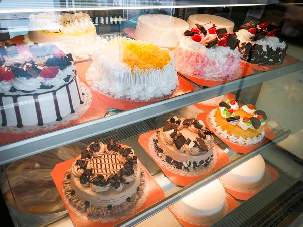 Vitrin cam ekran, mağaza fırın Börekçi tepsisinde kek — Stok fotoğraf