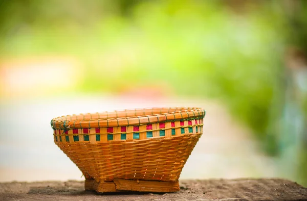 Artesanato cesta de bambu tecer em madeira velha com verão — Fotografia de Stock