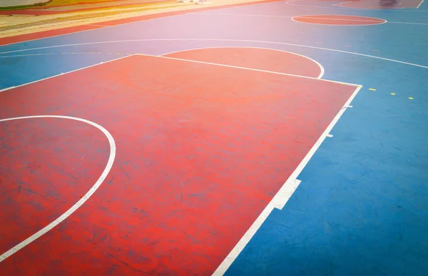 Баскетбольний майданчик спорт на відкритому повітрі громадський парк / стрітбол — стокове фото