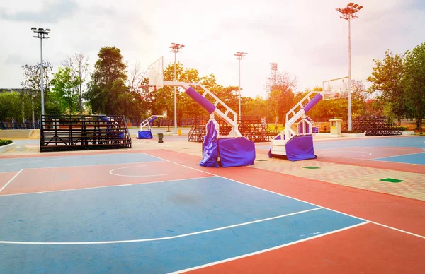 Campo da basket sport all'aperto parco pubblico / Streetball — Foto Stock